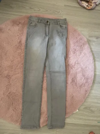 Jean gris avec motif sur la cuisse