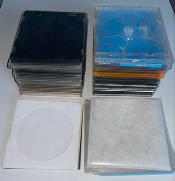 Lot de 29 boitiers et 43 pochettes pour rangement CD