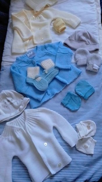 Lots brassières  moufles  et  bonnet mixte  neuf