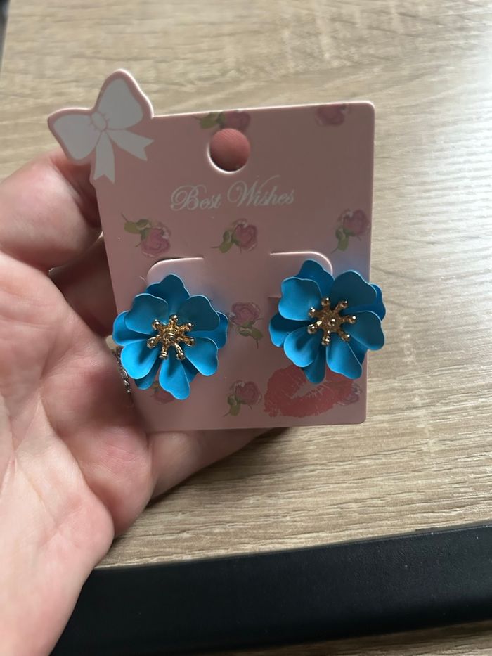 Boucles d’oreilles NEUVES avec étiquette pour femme forme de fleurs couleur bleu - photo numéro 5
