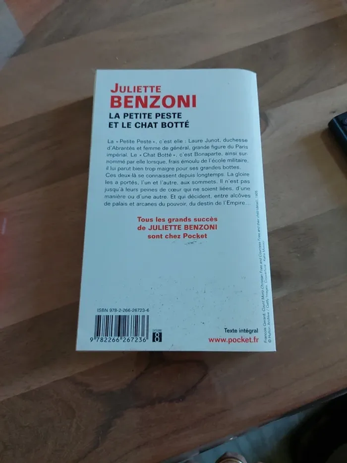 La petite peste et le chat botté, de Juliette Benzoni - photo numéro 2
