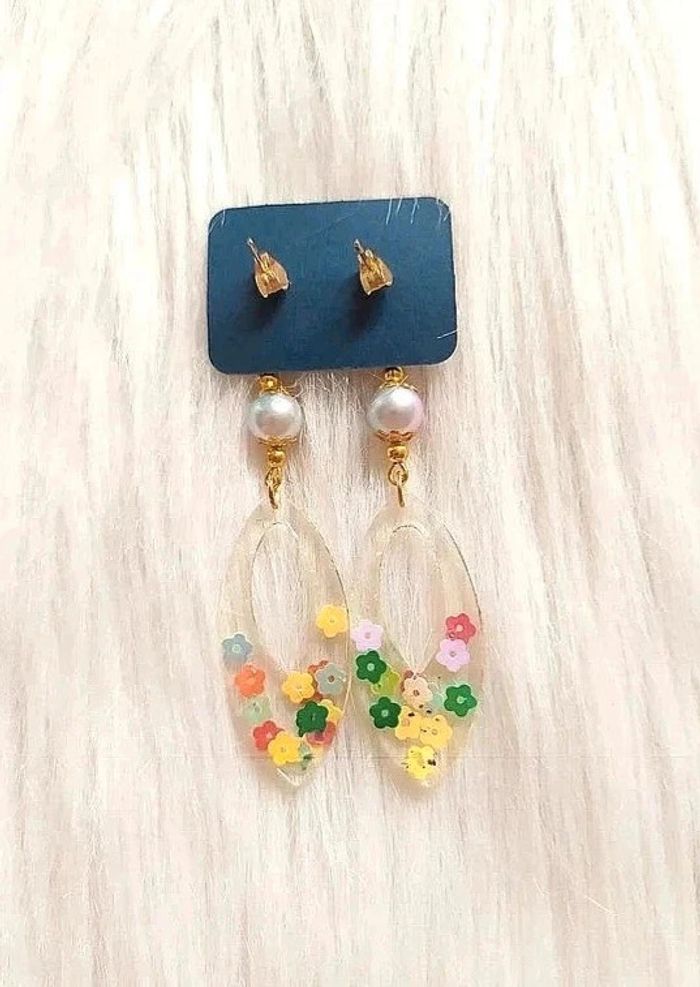 🌺 Boucles d'oreilles pendantes en résine avec petites fleurs incrustées - photo numéro 2