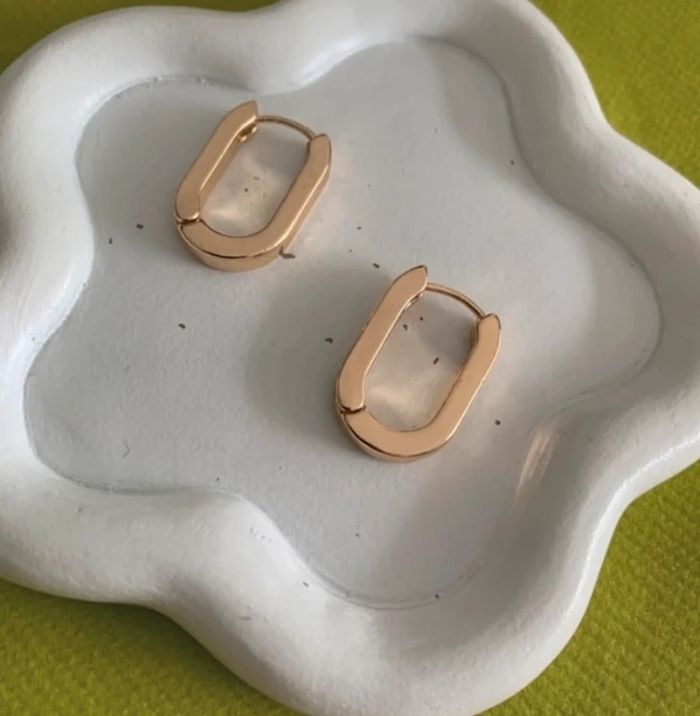 Boucles d’oreilles créoles géométriques dorées - photo numéro 4