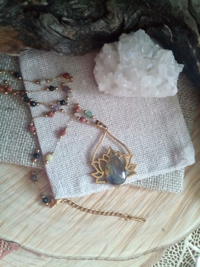 Collier fleur de lotus et multiples pierres semi précieuses - photo numéro 3