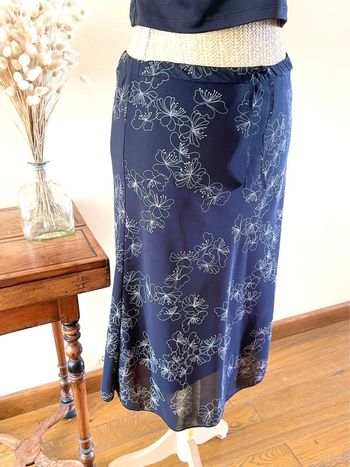 Sublime jupe fluide noir à léger motif fleur neuve H&M