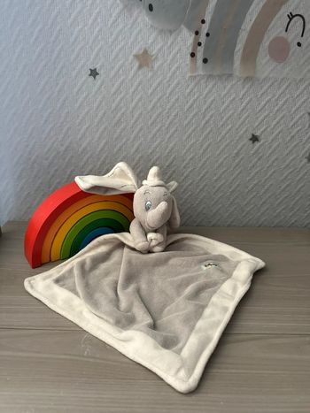 Doudou peluche éléphant Dumbo gris blanc Disney nicotoy mouchoir yeux bleus