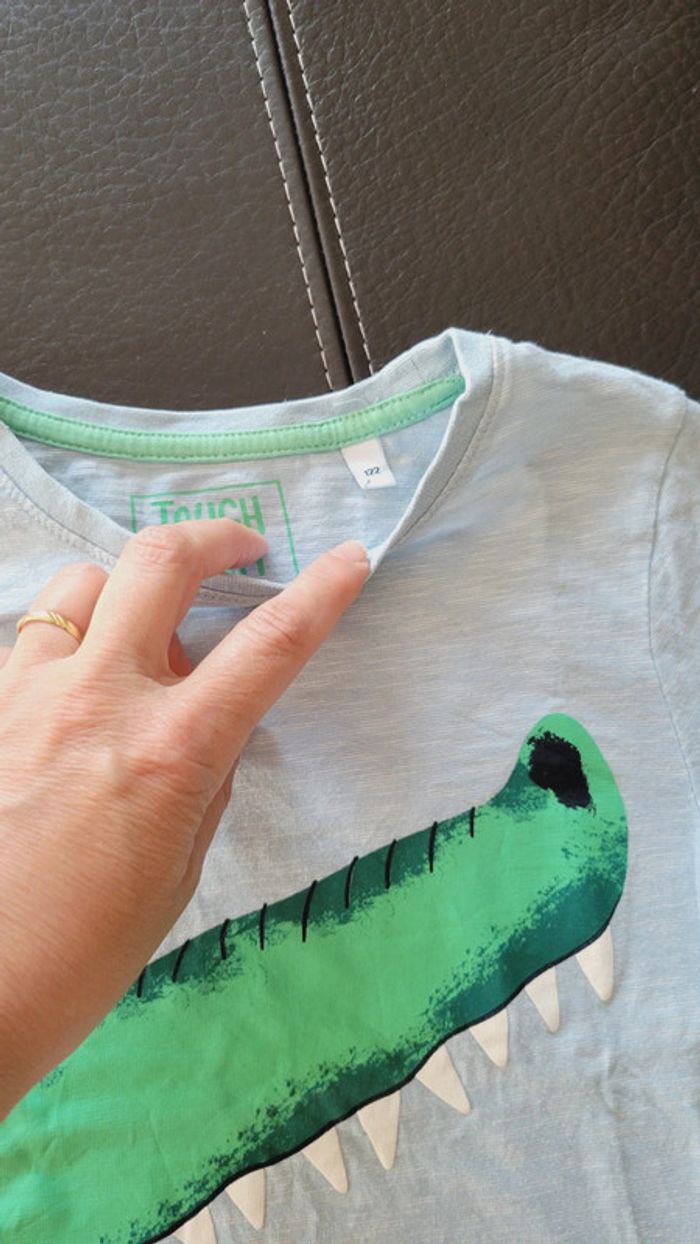 Teeshirt bleu clair avec crocodile C&A taille 122 cm - photo numéro 4