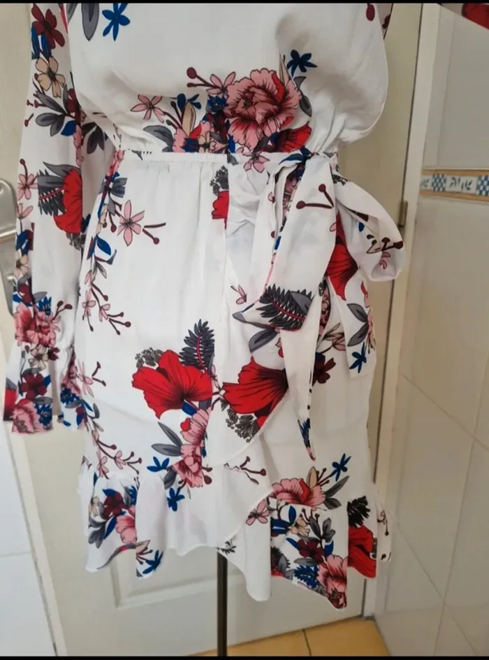 Neuf jolie robe blanche fleurie femme Parisian taille XS34 - photo numéro 3