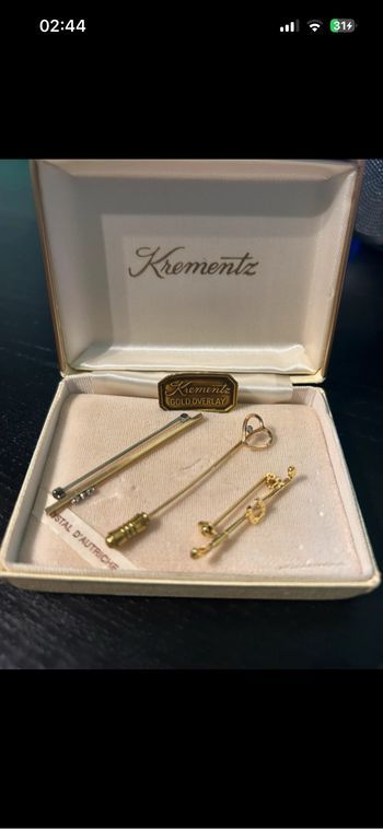 Broches et accessoires de la marque krementz & co