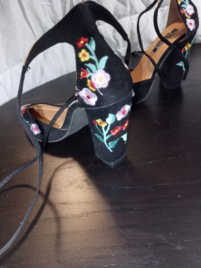 Escarpins brodés neufs