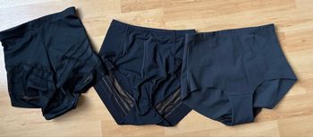 Un lot de trois culottes gainantes