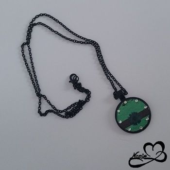 Sautoir noir et vert en résine avec des brillants