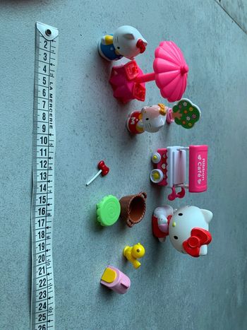 Lot jouet hello kitty marchande avec terrasse sucette figurine arbre panier etc