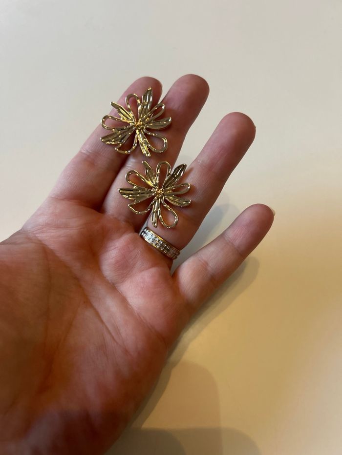 Boucles d’oreilles NEUVES pour femme forme de fleurs 🌼 couleur doré - photo numéro 5
