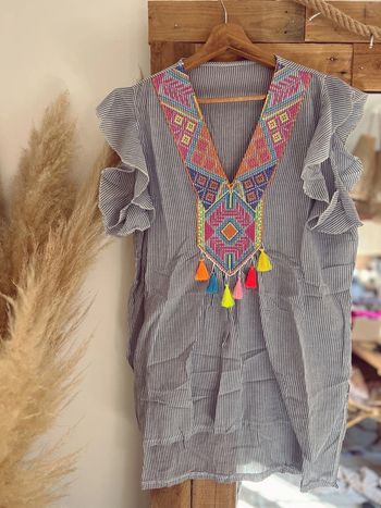 Tee-shirts femme à rayures et broderies et pompons multicolore neuf