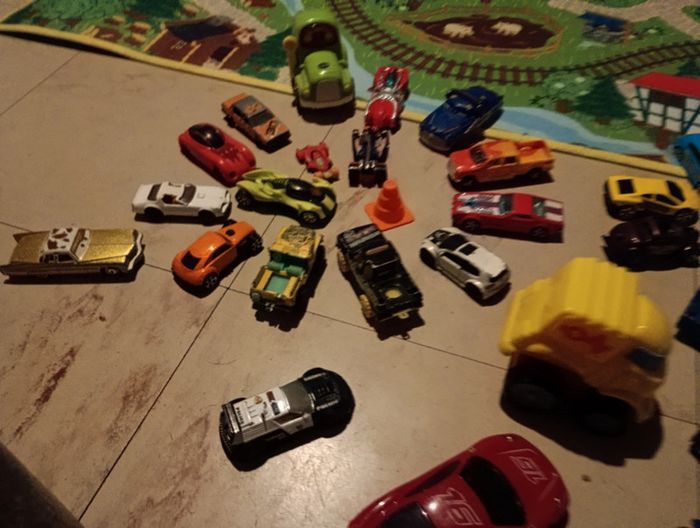 Tapis de jeu Sol avec 100 voitures ville/pays en excellent état marque playtive - photo numéro 9