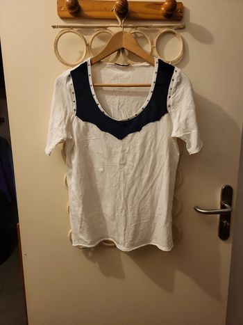 Tshirt blanc et bleu foncé