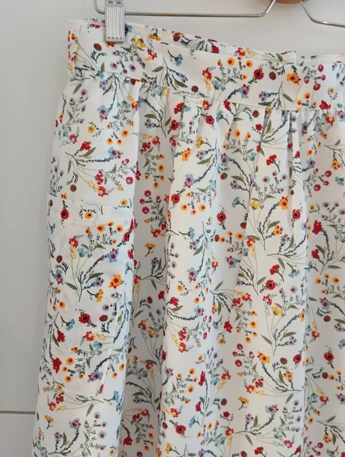 Jupe courte boutonnée blanches fleurs multicolores taille L - photo numéro 8