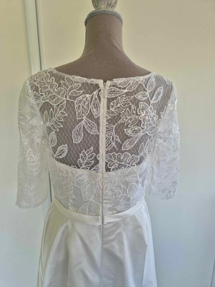 Robe de mariée courte devant et longue derrière avec manches, dentelle et satin - photo numéro 5