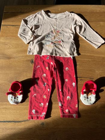 Pyjama de noel avec chaussettes anti dérapantes 2 ans