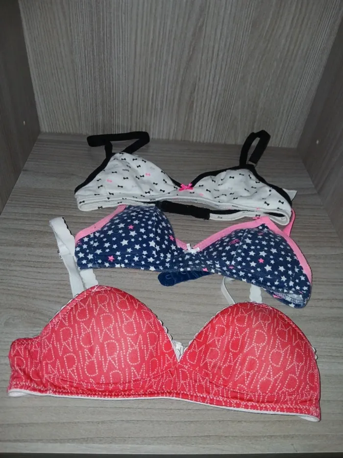 🩷 Lot de 3 soutien-gorge taille 70A.