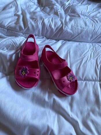 Jolies sandales en caoutchouc neuves pointure 26