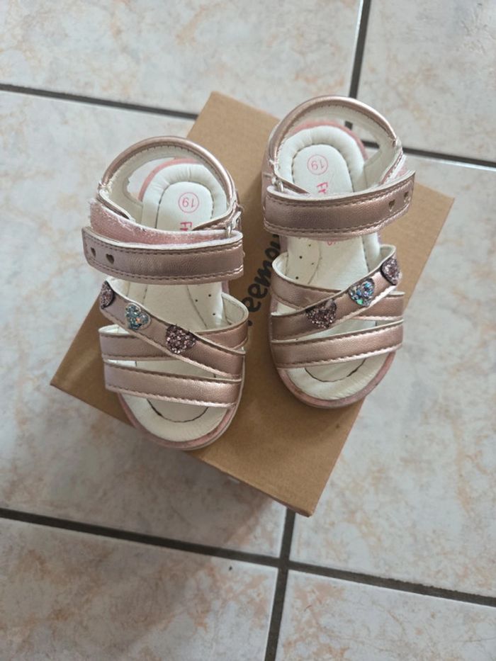 Nue pieds fille 19 - photo numéro 2