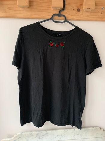 TEE shirt fleuri brodé