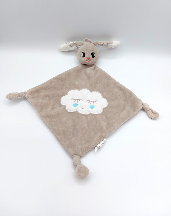 Doudou plat lapin beige AUCHAN nuage blanc yeux dormeurs joues bleues