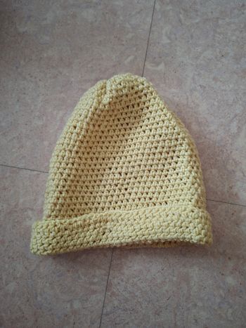 Bonnet tricoté jaune