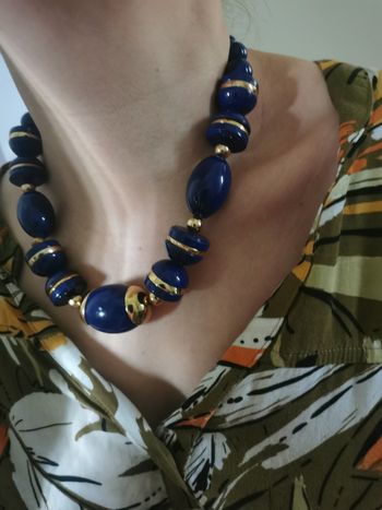 Collier bleu et or de perles vintage des années 1980