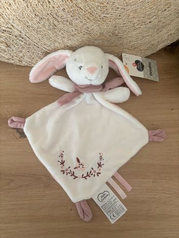 Neuf doudou plat lapin blanc rose fleurs mots d enfants 