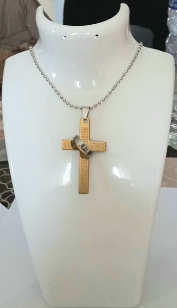 Collier croix et anneau entremêlés