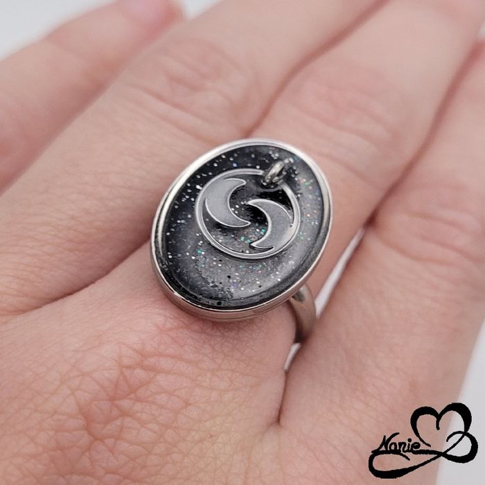 Bague ajustable ovale argentée avec deux croissants de lune - photo numéro 2