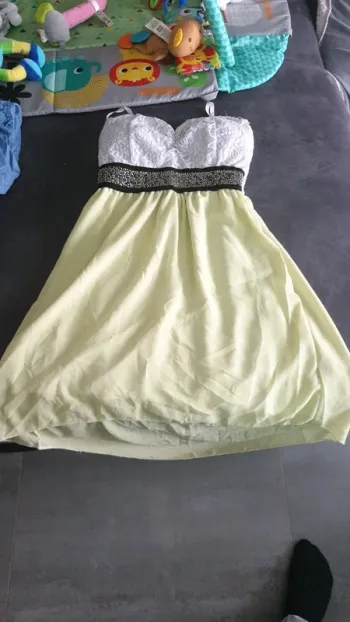 Robe blanche et jaune