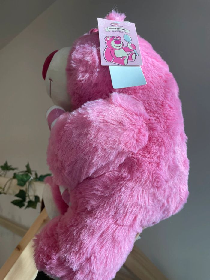 Grande peluche Disney Pixar Lotso l'ours à la fraise 🍓 - photo numéro 6