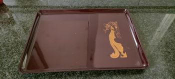 Plateau décoratif style laqué brun rouge et art déco (dessin de femme)