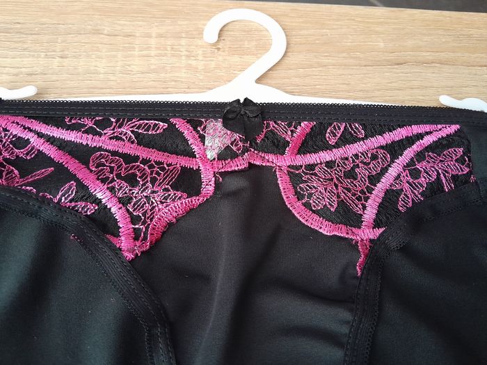 soutien gorge dentelle noire et rose fushia 95C + culotte XL - photo numéro 6
