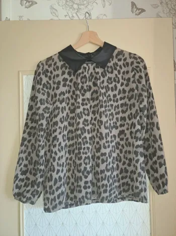 Blouse légère femme 36/38 col noir léopard comme neuve