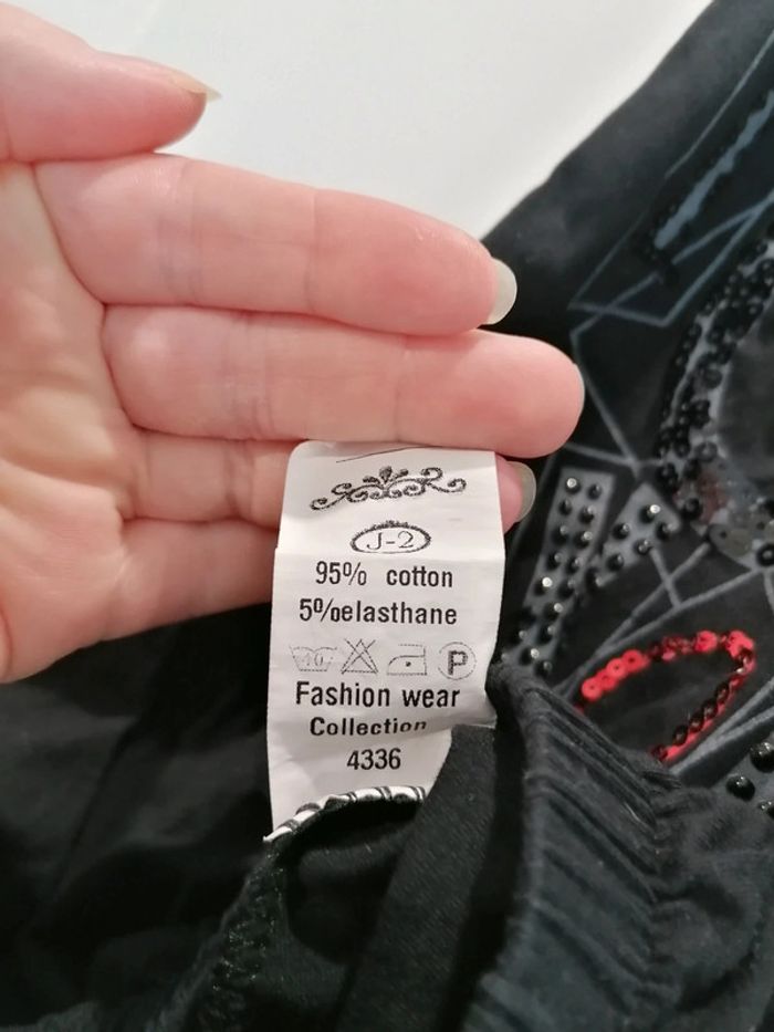 Très beau haut original avec strass - photo numéro 4