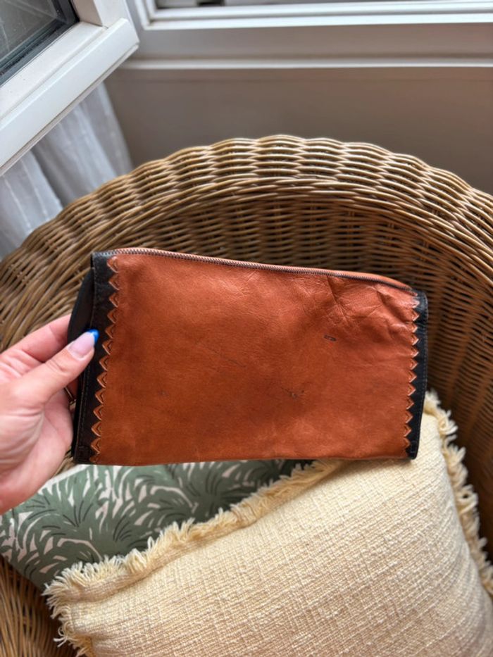 Pochette en cuir - à motif fleuris - fabrication artisanale - en très bon état - photo numéro 6