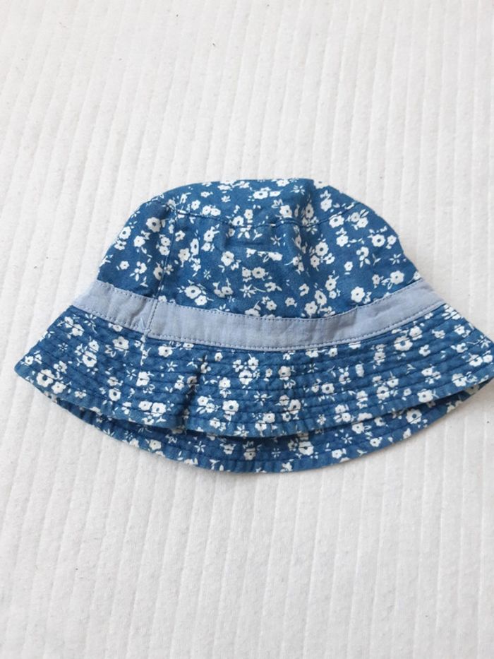 Chapeau bleu à fleurs blanches - photo numéro 3