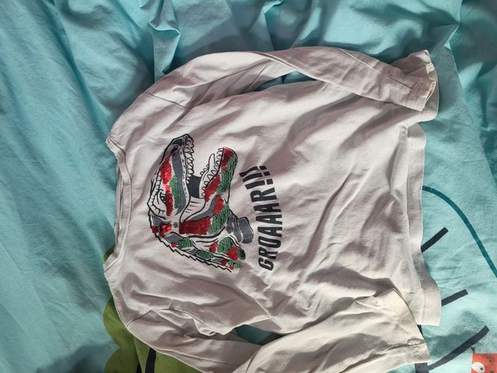T shirt, un peu marqué au manche devrait partir