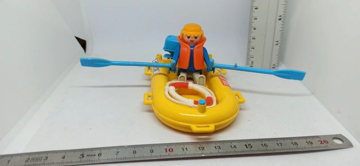 Petit bateau zodiaque jaune vintage avec homme et bouée de sauvetage playmobil - photo numéro 2