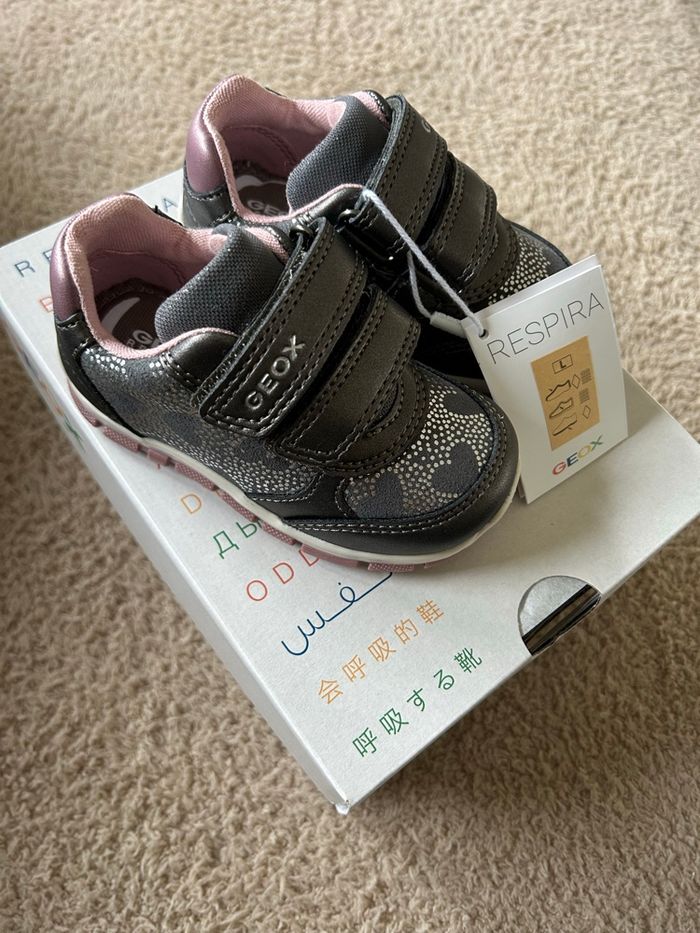 Chaussures grises filles marque Geox