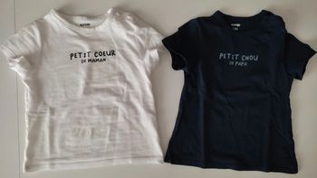 Lot de 2 t-shirts Kiabi à inscription papa / maman 12M