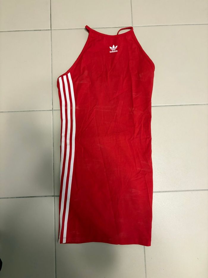Robe adidas rouge