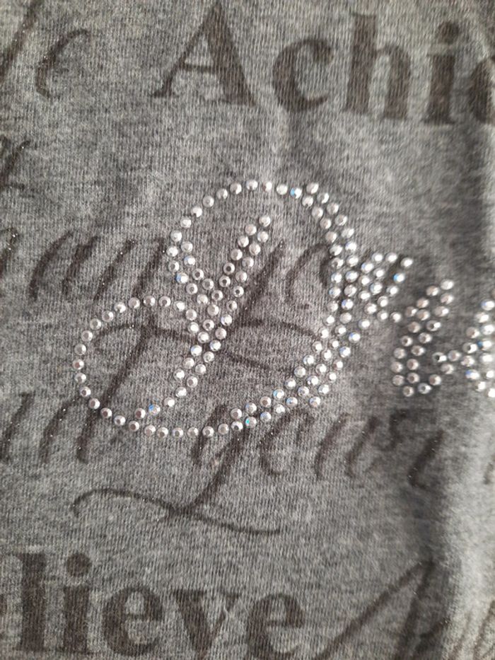 T-shirt gris et blanc avec des paillettes - photo numéro 4