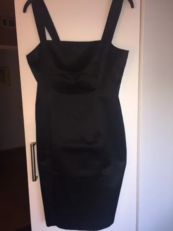 Robe noire à bretelles