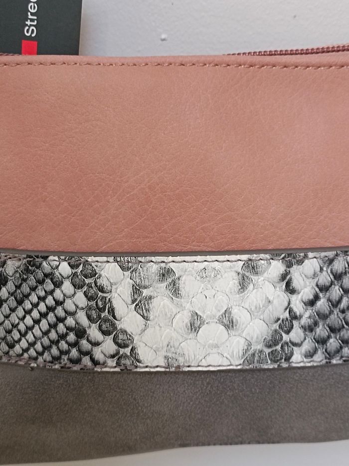 Sac à main fermeture zippée de marque street one neuf jamais porté 
Dimensions 26 x 17 cm 
1 poche zippée à l'intérieur et 1 normale 1 poche zippée à l'extérieur 
envoi rapide - photo numéro 5